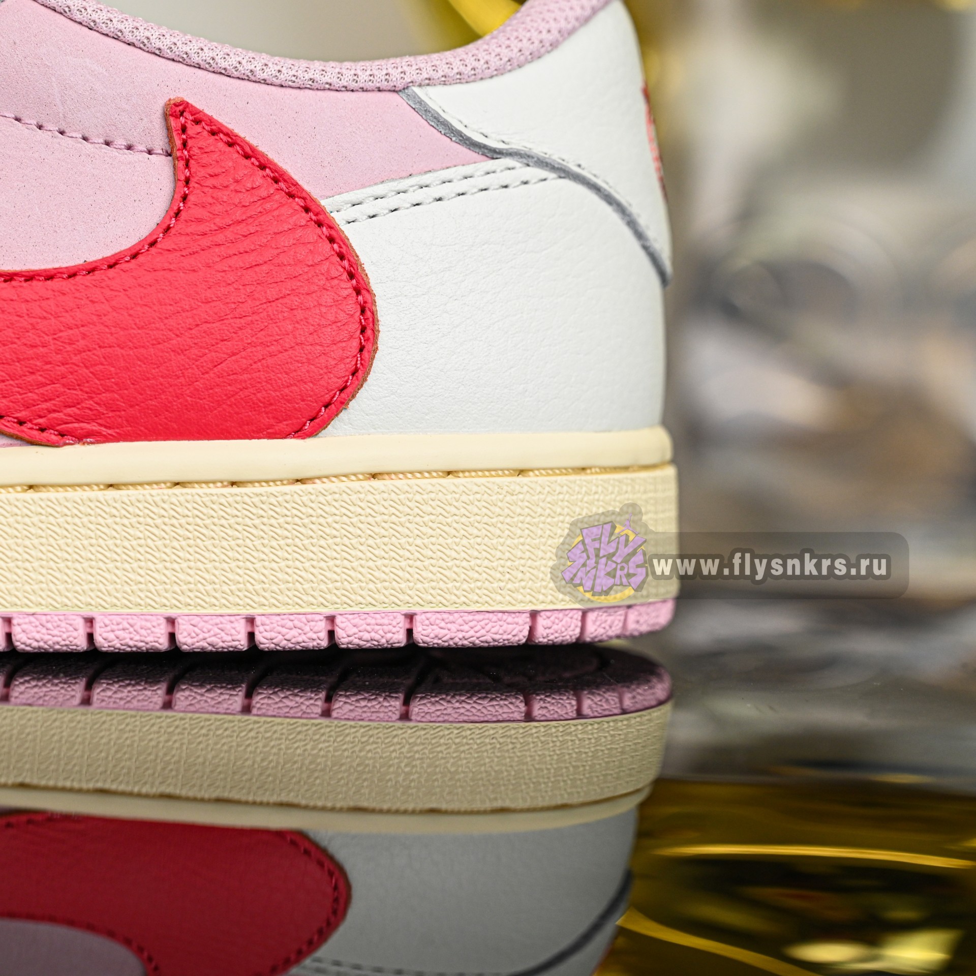 Travis Scott x  Air Jordan 1 Low OG IQ7604-101