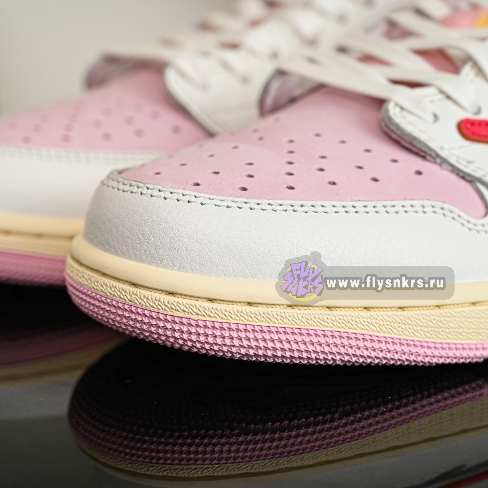 Travis Scott x  Air Jordan 1 Low OG IQ7604-101