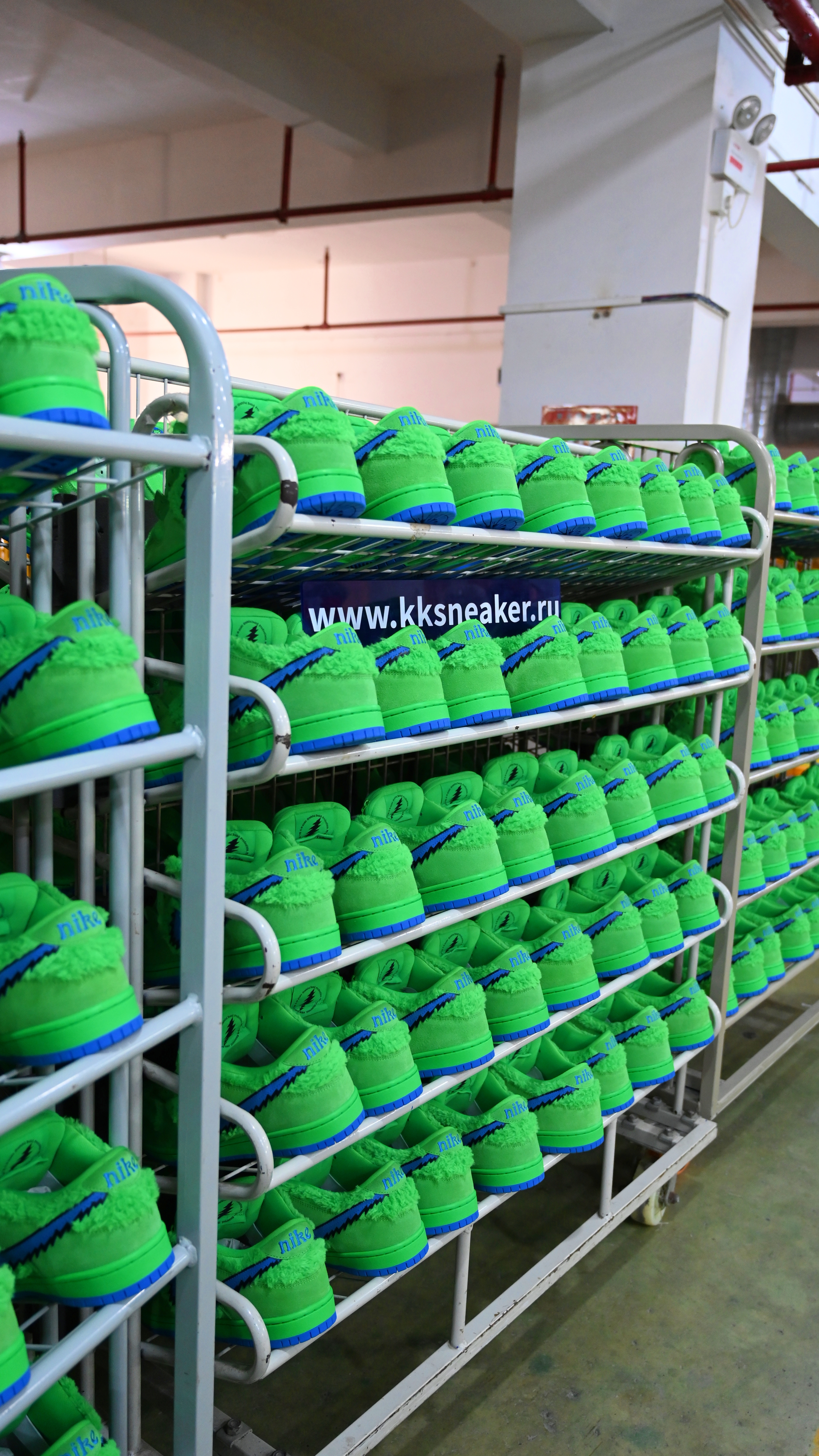 Sneakershoes of this quality are defined by me as “No different Version”