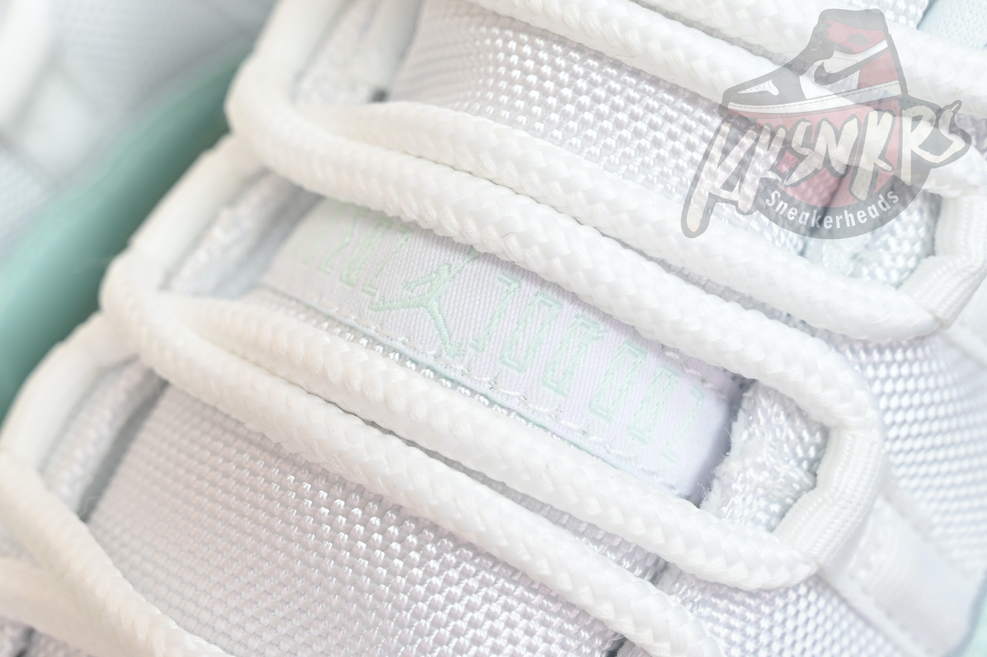 Air Jordan 11 LOW  AH7860-103