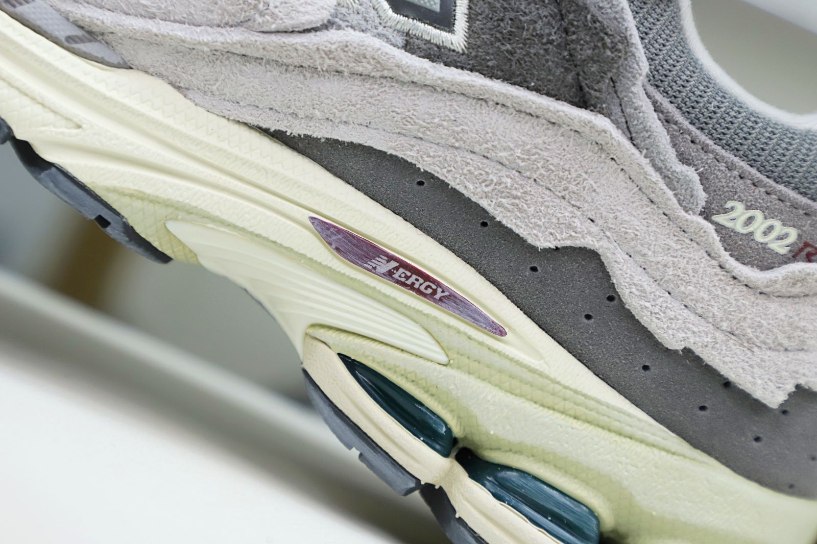 New Balance NB 2002R 