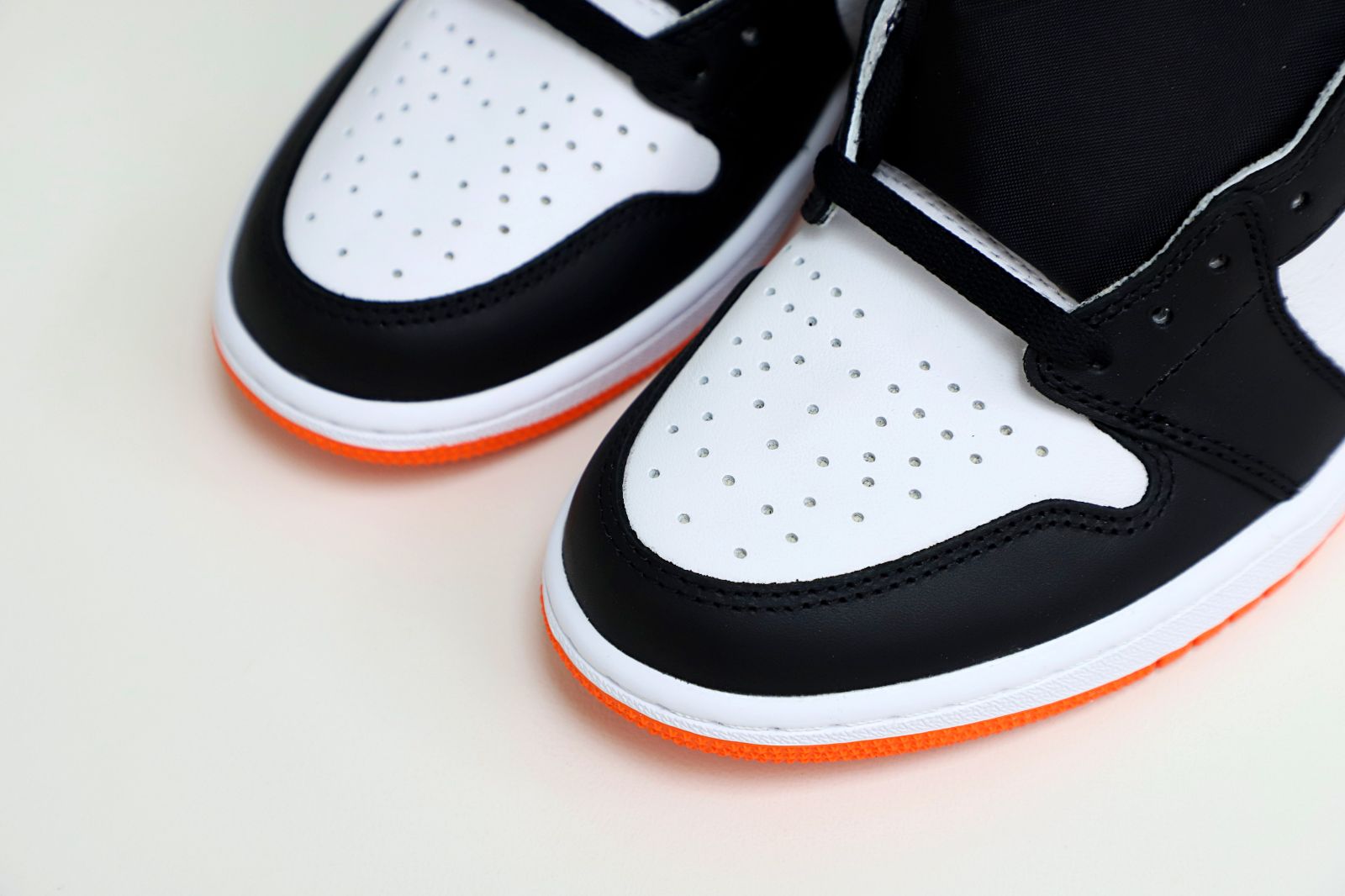 Air Jordan 1 Retro High OG Electro Orange'