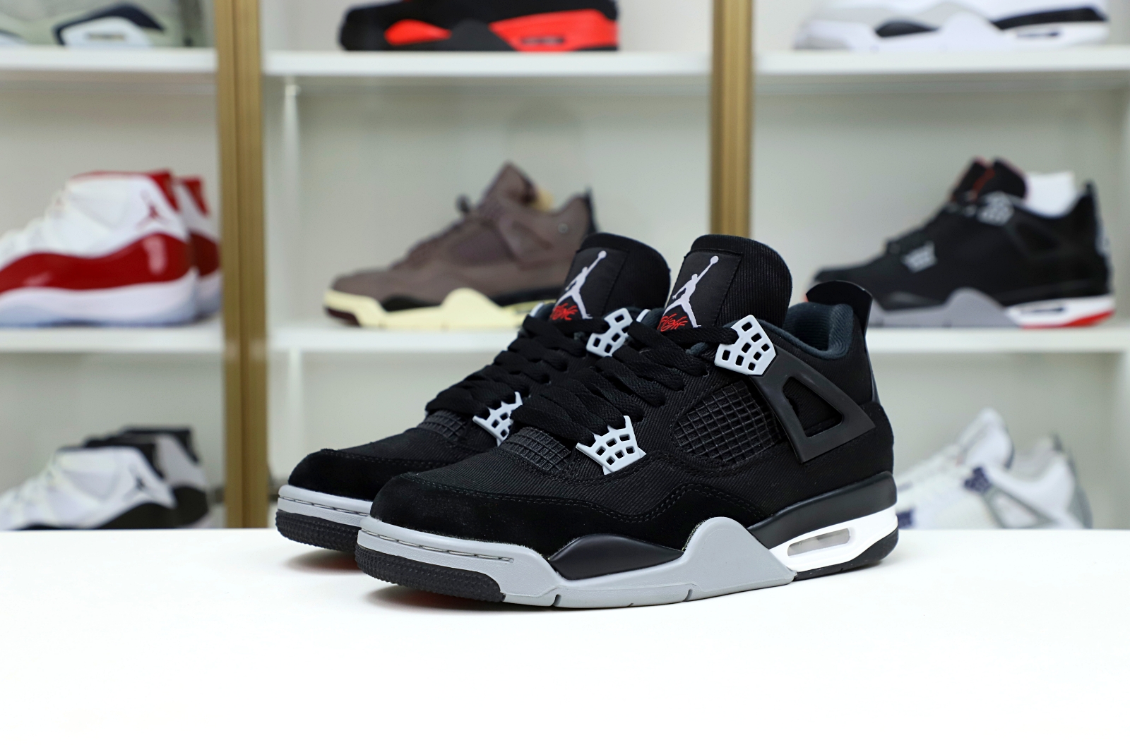 AIR JORDAN 4 