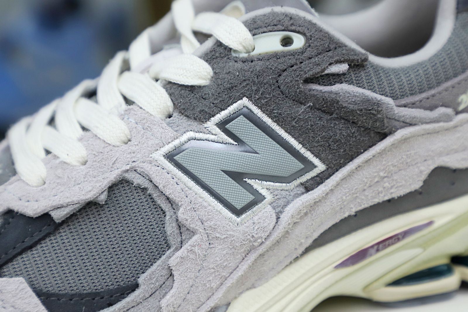 New Balance NB 2002R 