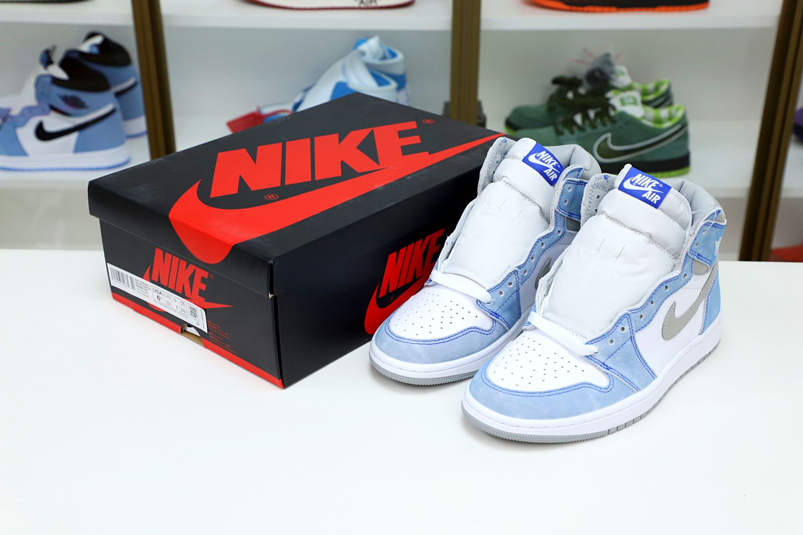 AIR JORDAN 1 RETRO HIGH OG 'HYPER ROYAL'