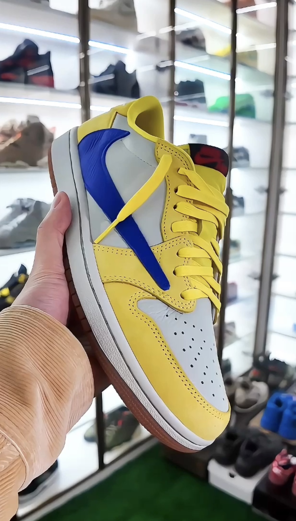 Upper foot effect-----Travis Scott x Air Jordan 1Low Canary