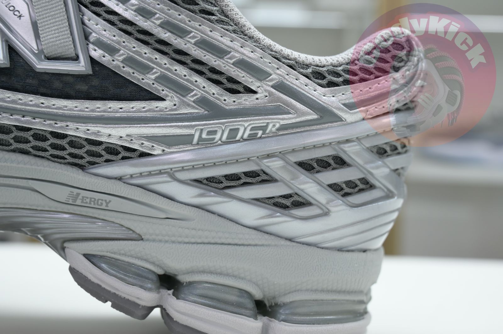 New Balance NB 1906R Y2K