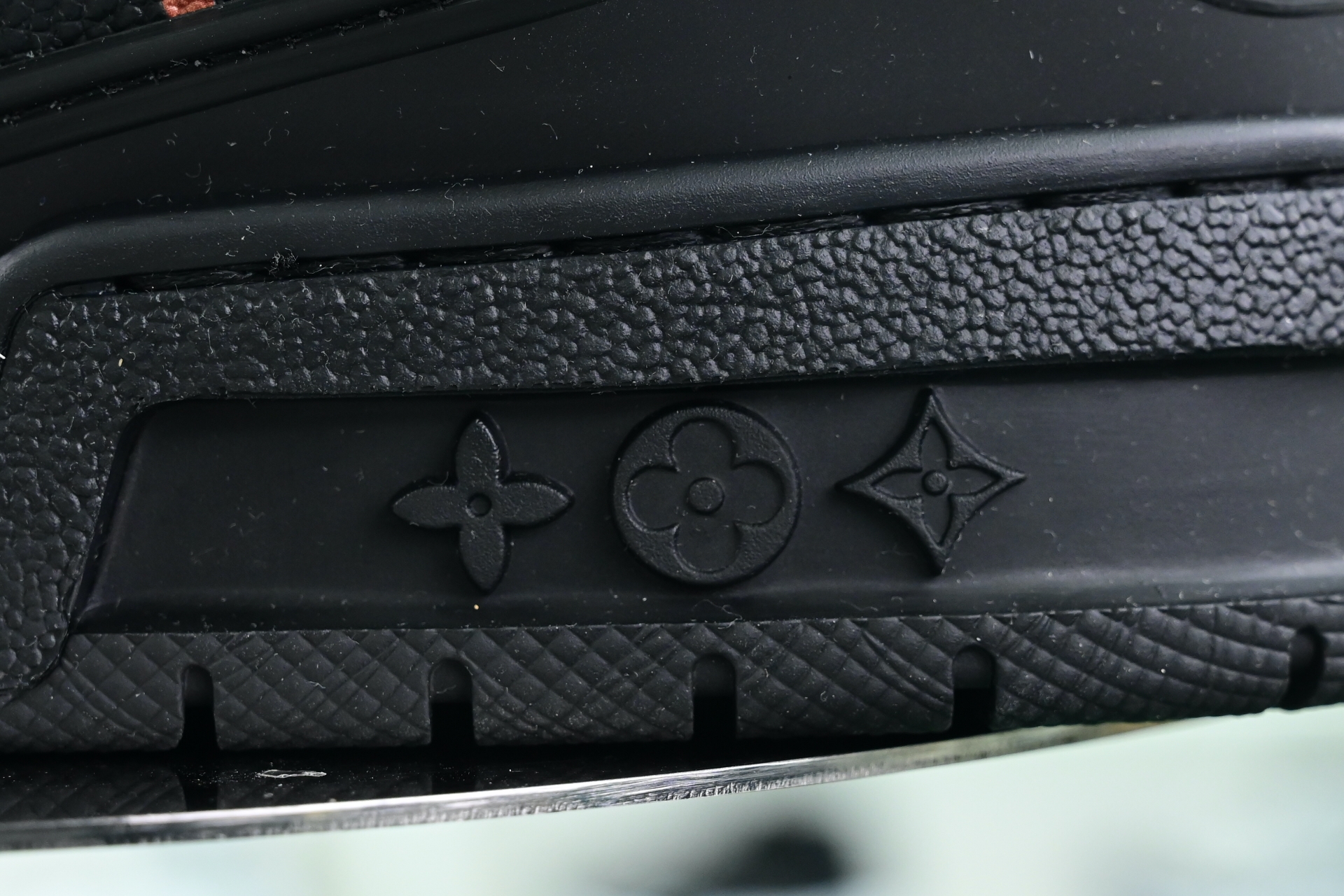 Takashi Murakami x LOUIS VUITTON Trainer