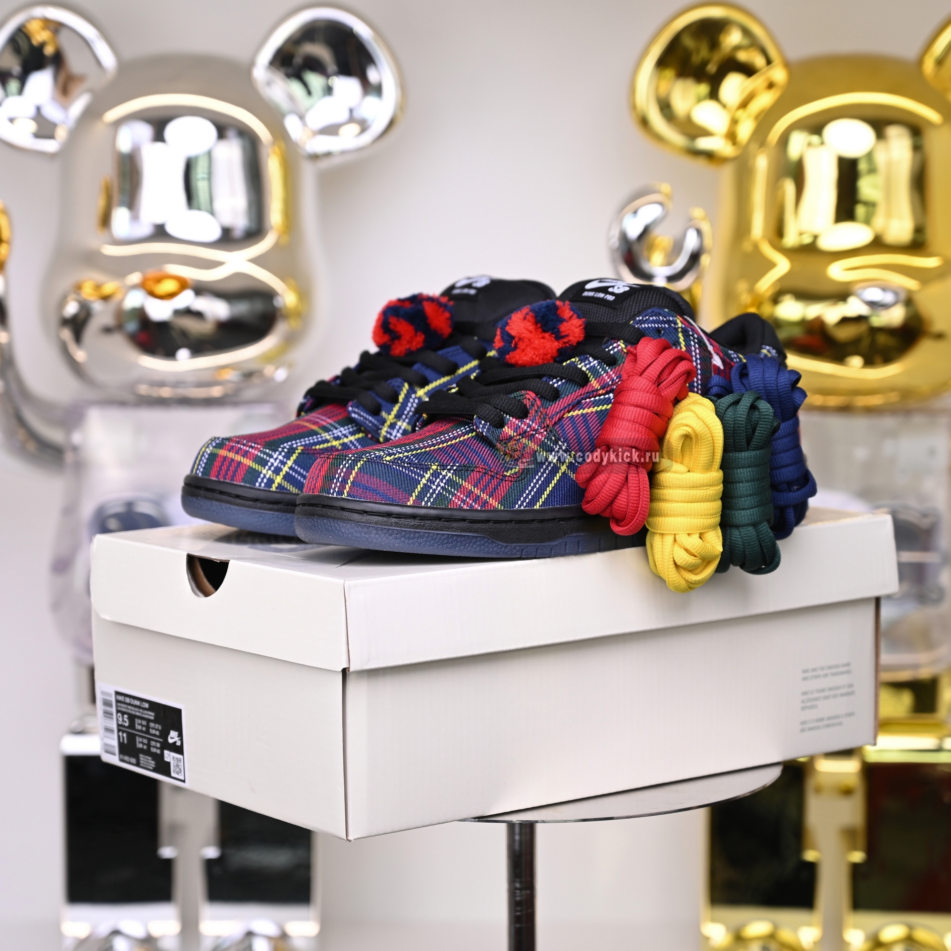 Nardwuar x Nike SB Dunk Low II1493-600