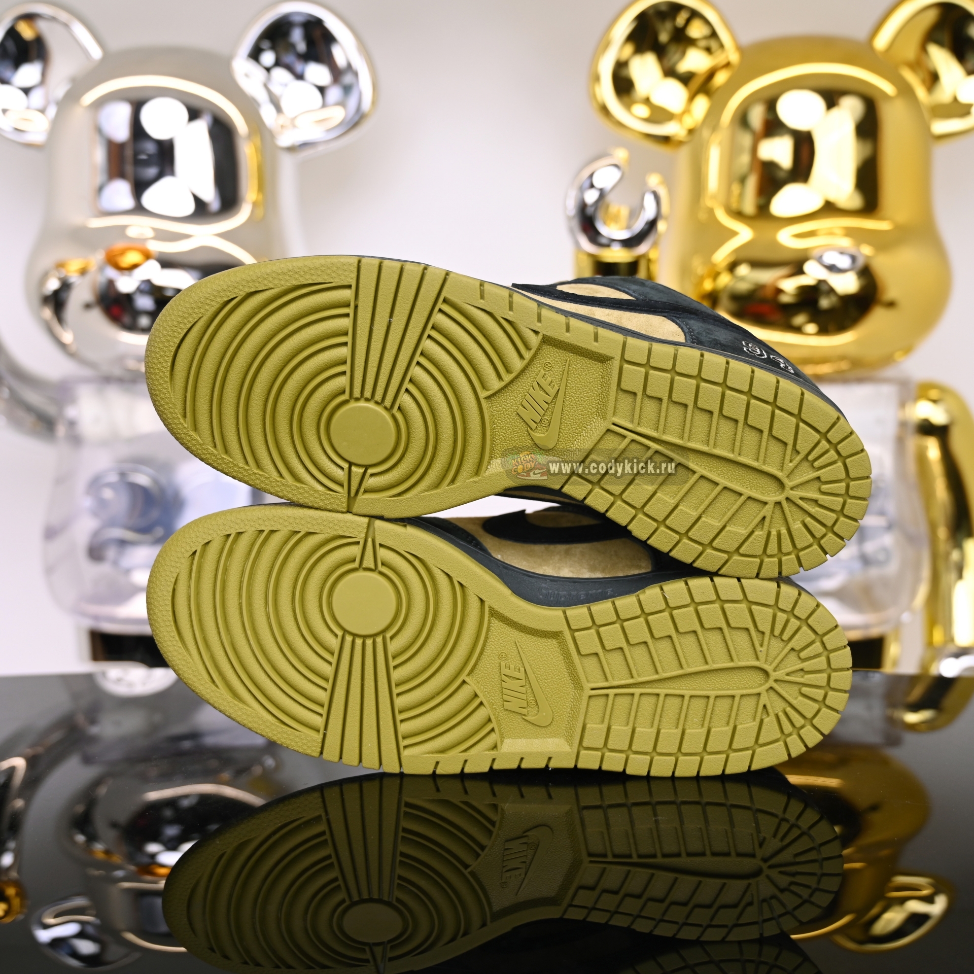 Supreme x Nike Dunk SB Dunk Low HQ8487-300