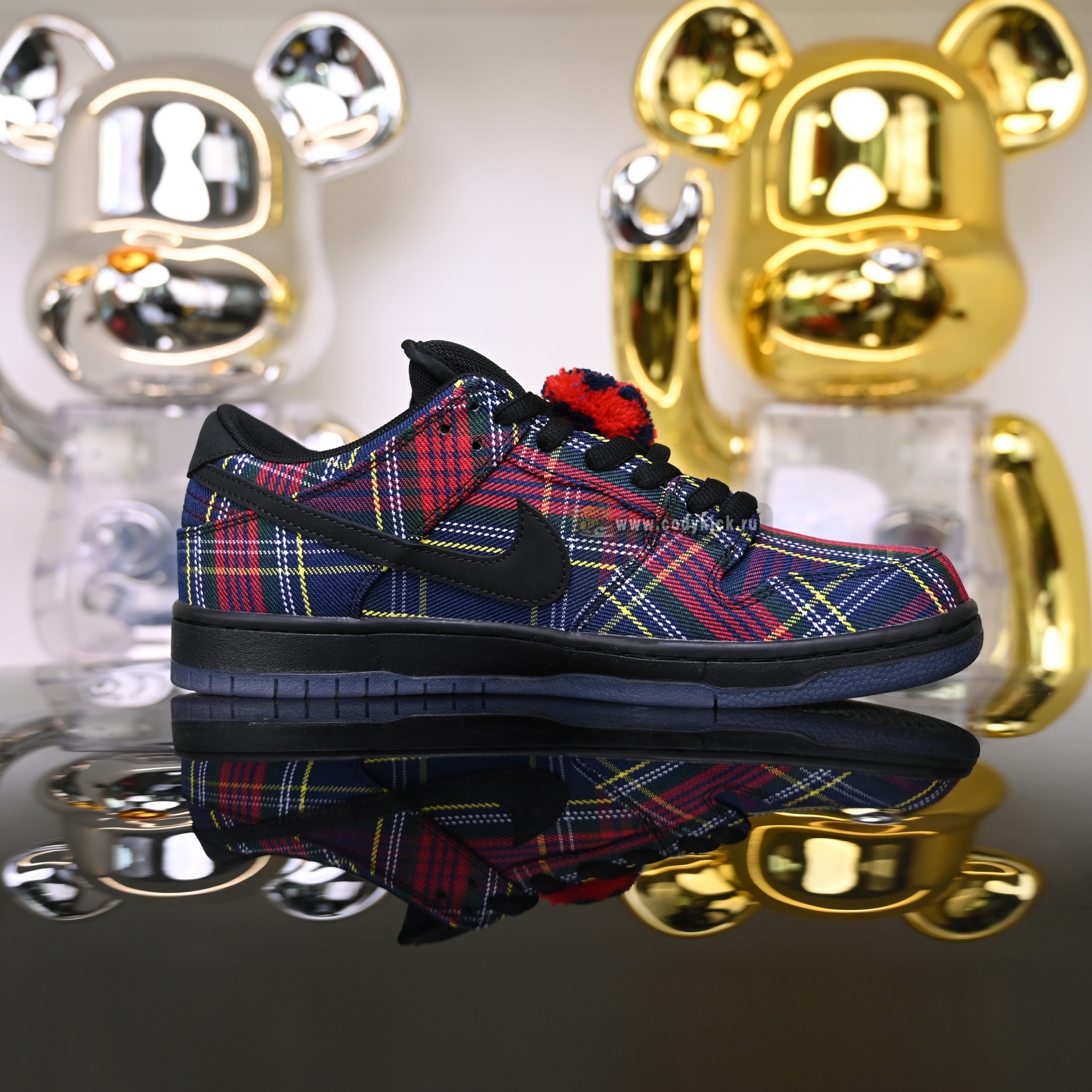 Nardwuar x Nike SB Dunk Low  II1493-600