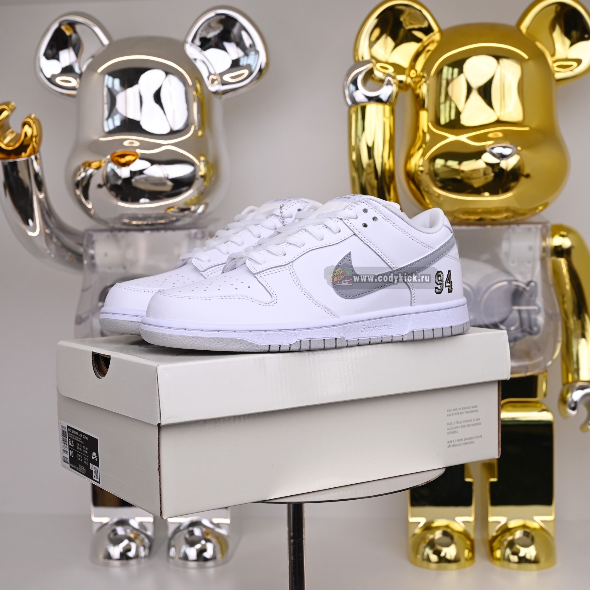 Supreme x Nike Dunk SB Low HQ8487-100