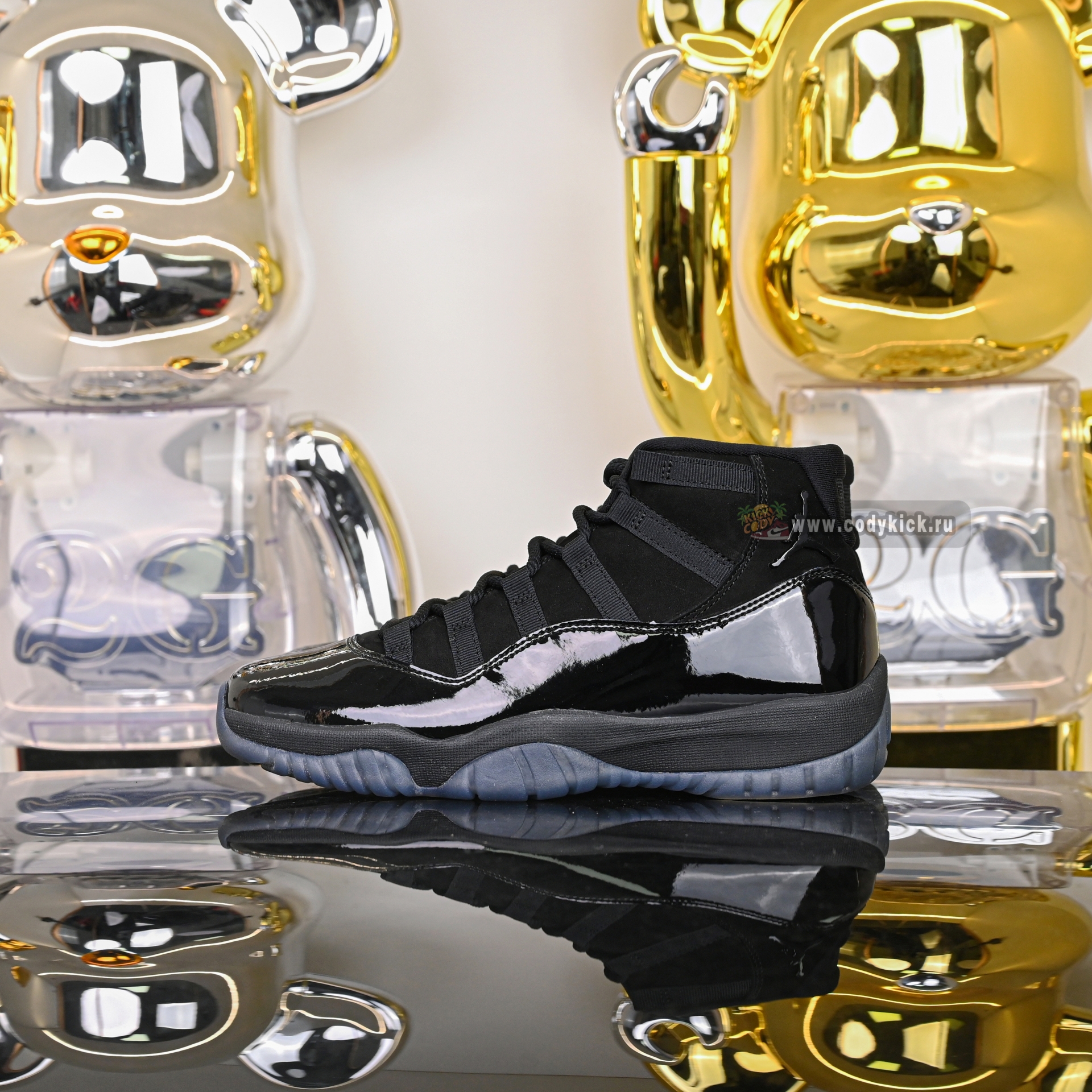 Air Jordan 11 retro cap and gown  378037-005