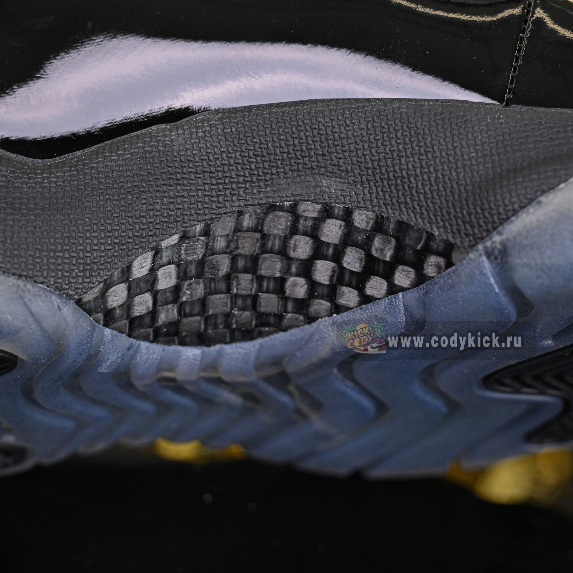 Air Jordan 11 retro cap and gown  378037-005