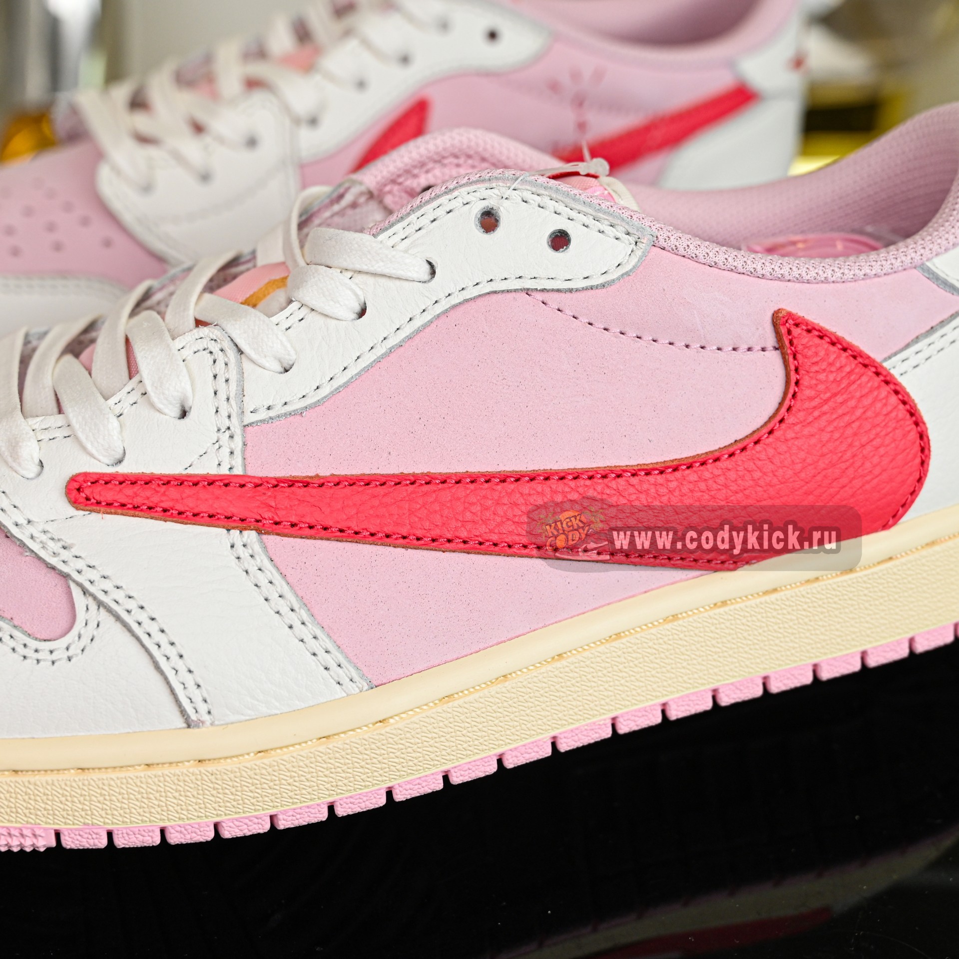 Travis Scott x  Air Jordan 1 Low OG IQ7604-101