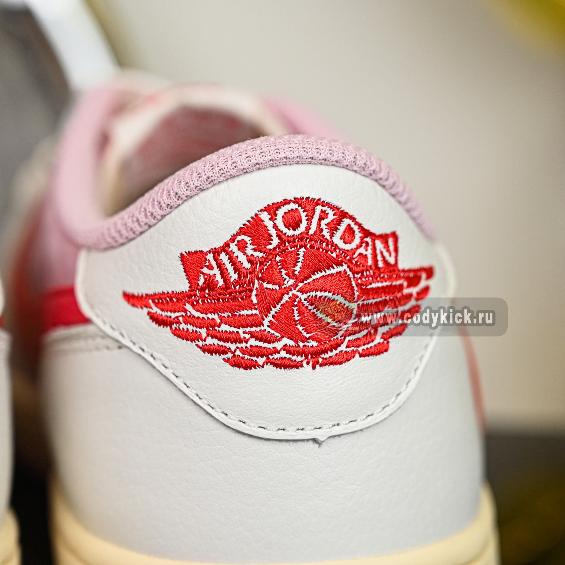 Travis Scott x  Air Jordan 1 Low OG IQ7604-101