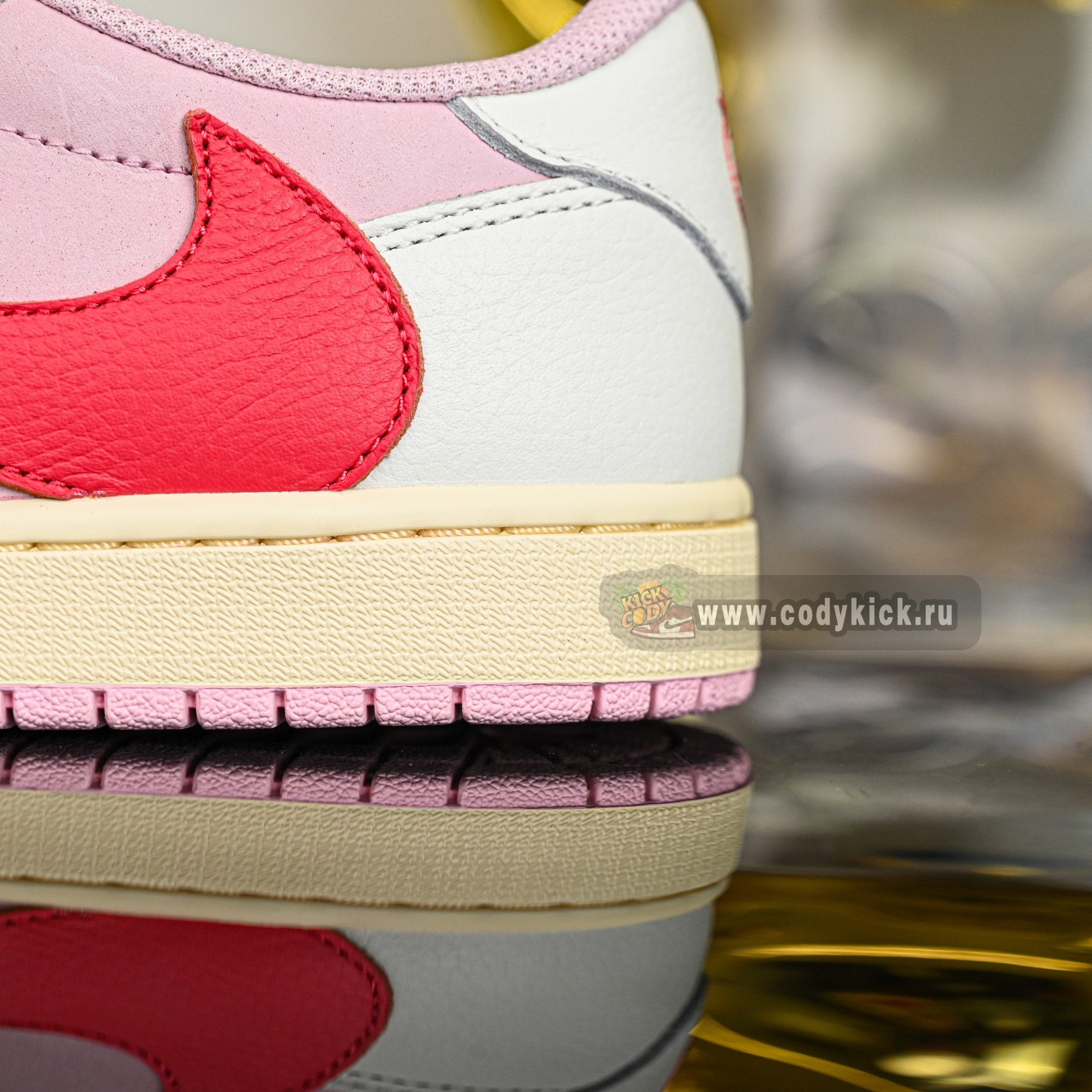 Travis Scott x  Air Jordan 1 Low OG IQ7604-101