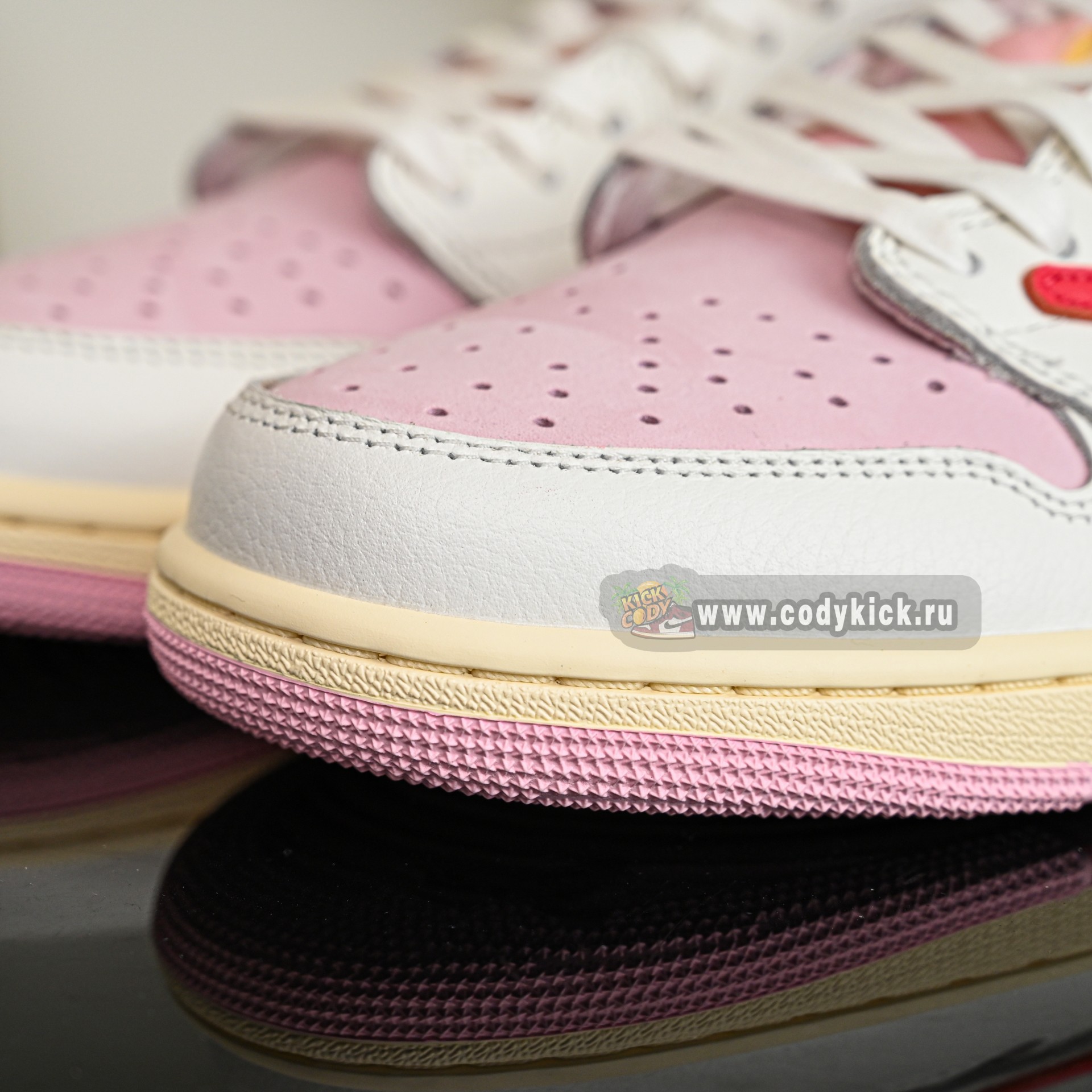 Travis Scott x  Air Jordan 1 Low OG IQ7604-101