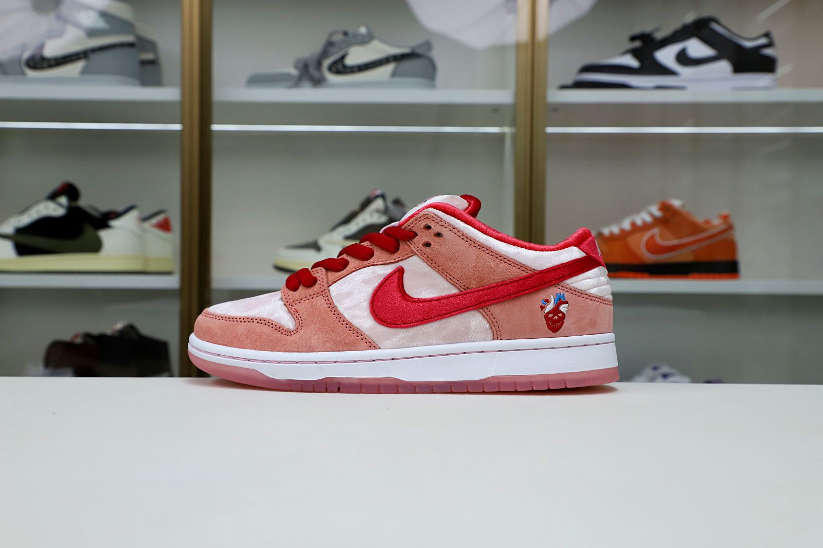 STRANGELOVE X DUNK LOW SB 'VALENTINE'S DAY'