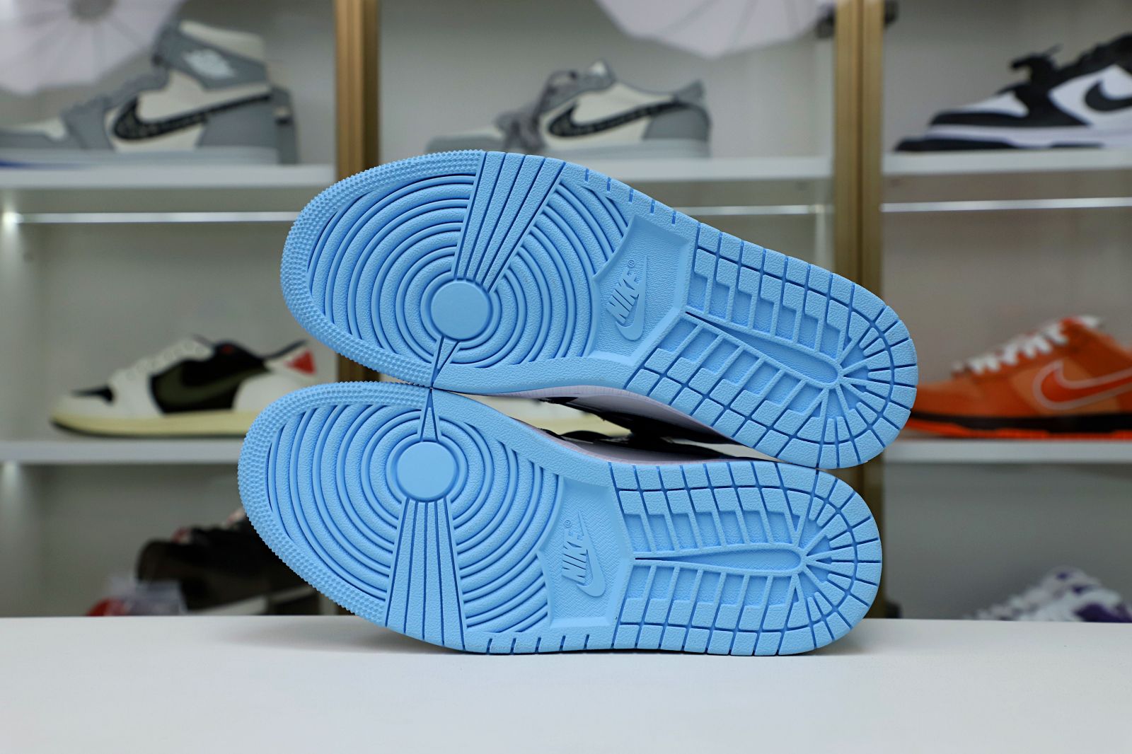 WMNS AIR JORDAN 1 RETRO HIGH OG 'BLUE CHILL'