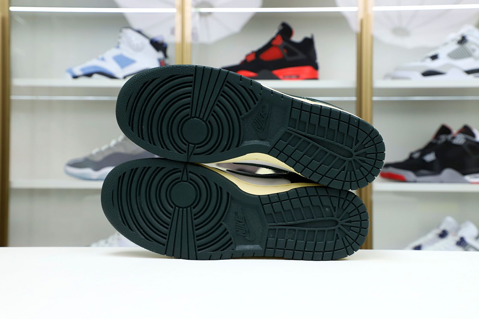 NIKE WMNS DUNK LOW 'VINTAGE GREEN'