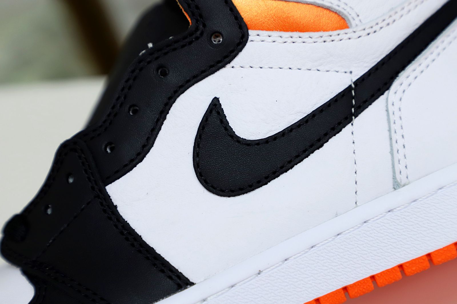 Air Jordan 1 Retro High OG Electro Orange'