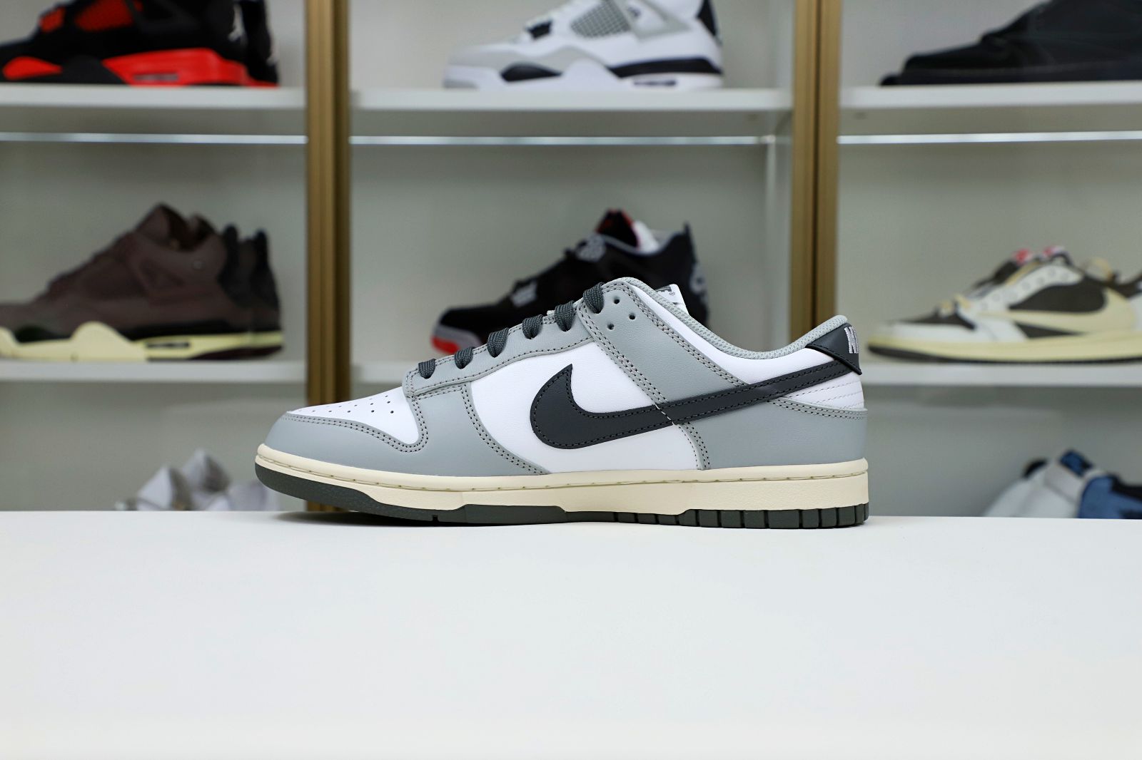 Nike Dunk Low  Light Smoke Grey