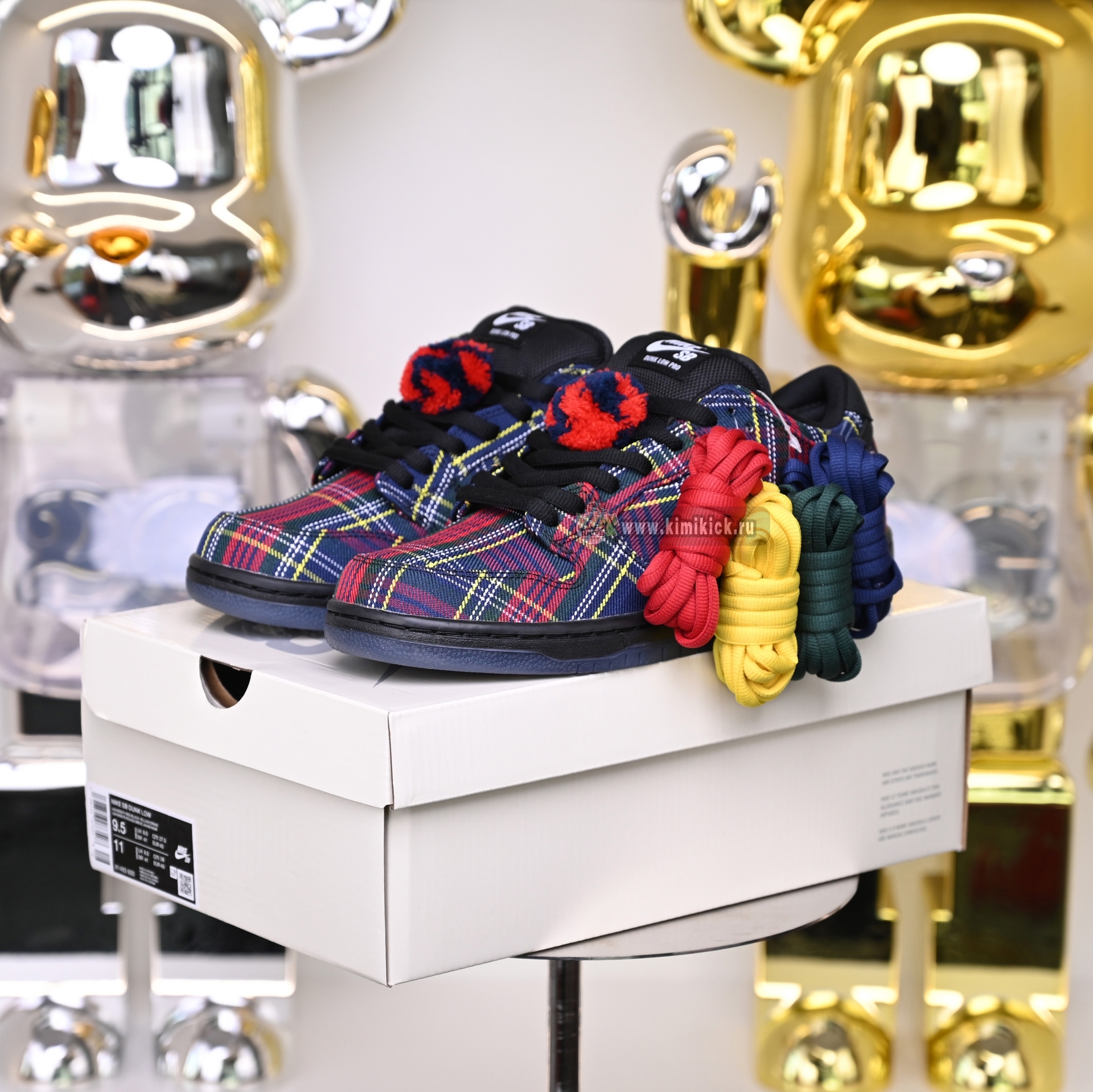 Nardwuar x Nike SB Dunk Low  II1493-600