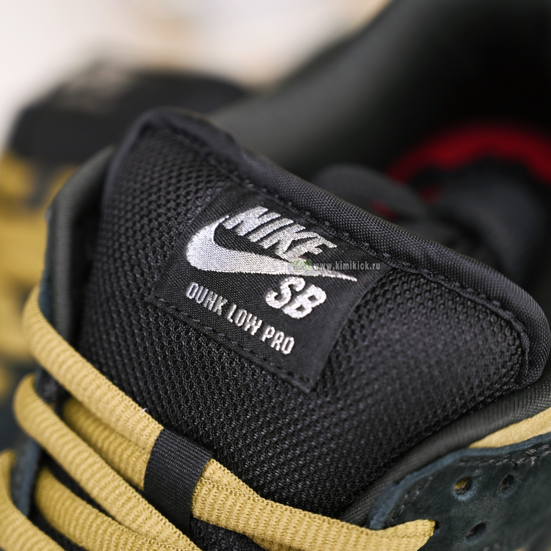 Supreme x Nike Dunk SB Dunk Low HQ8487-300