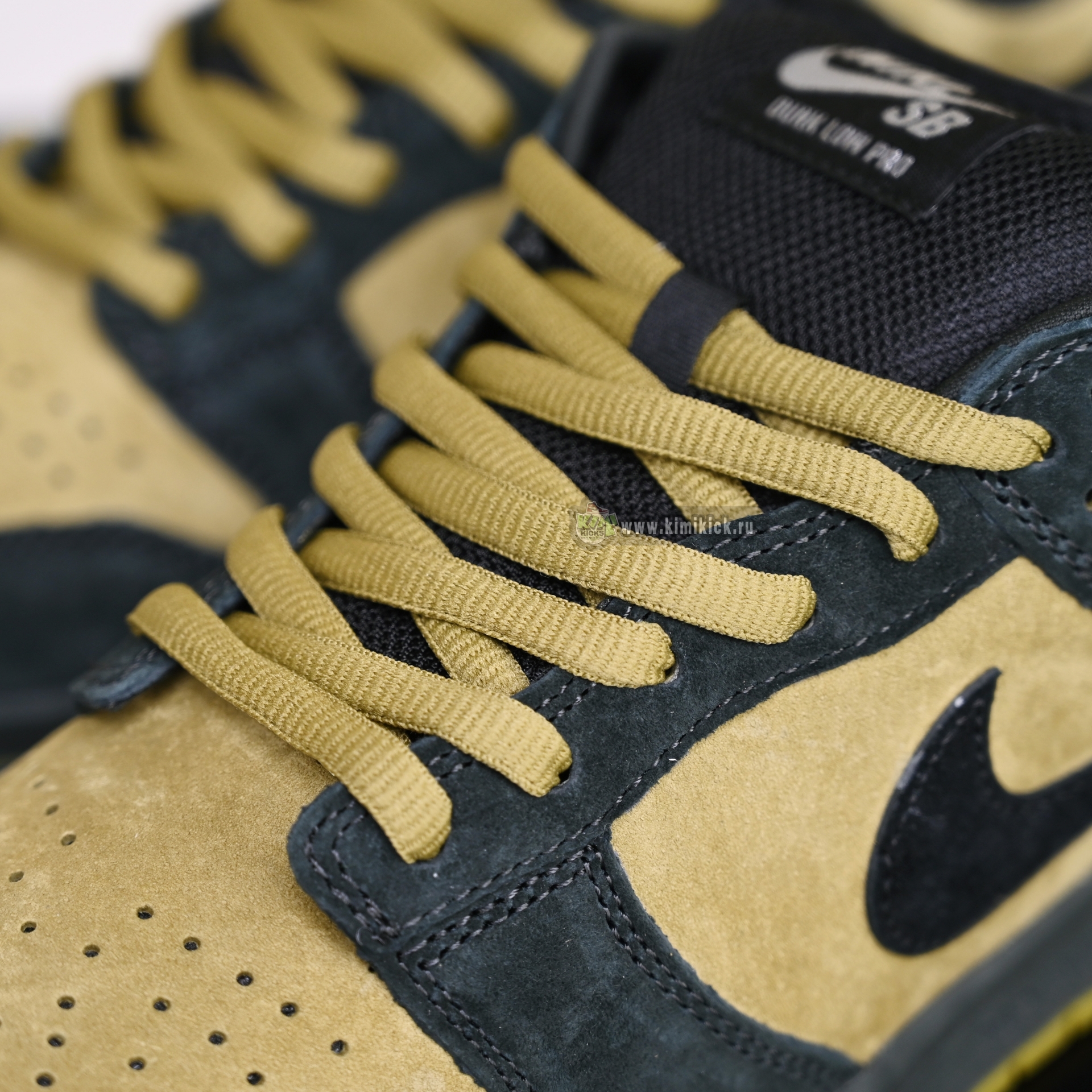 Supreme x Nike Dunk SB Dunk Low HQ8487-300