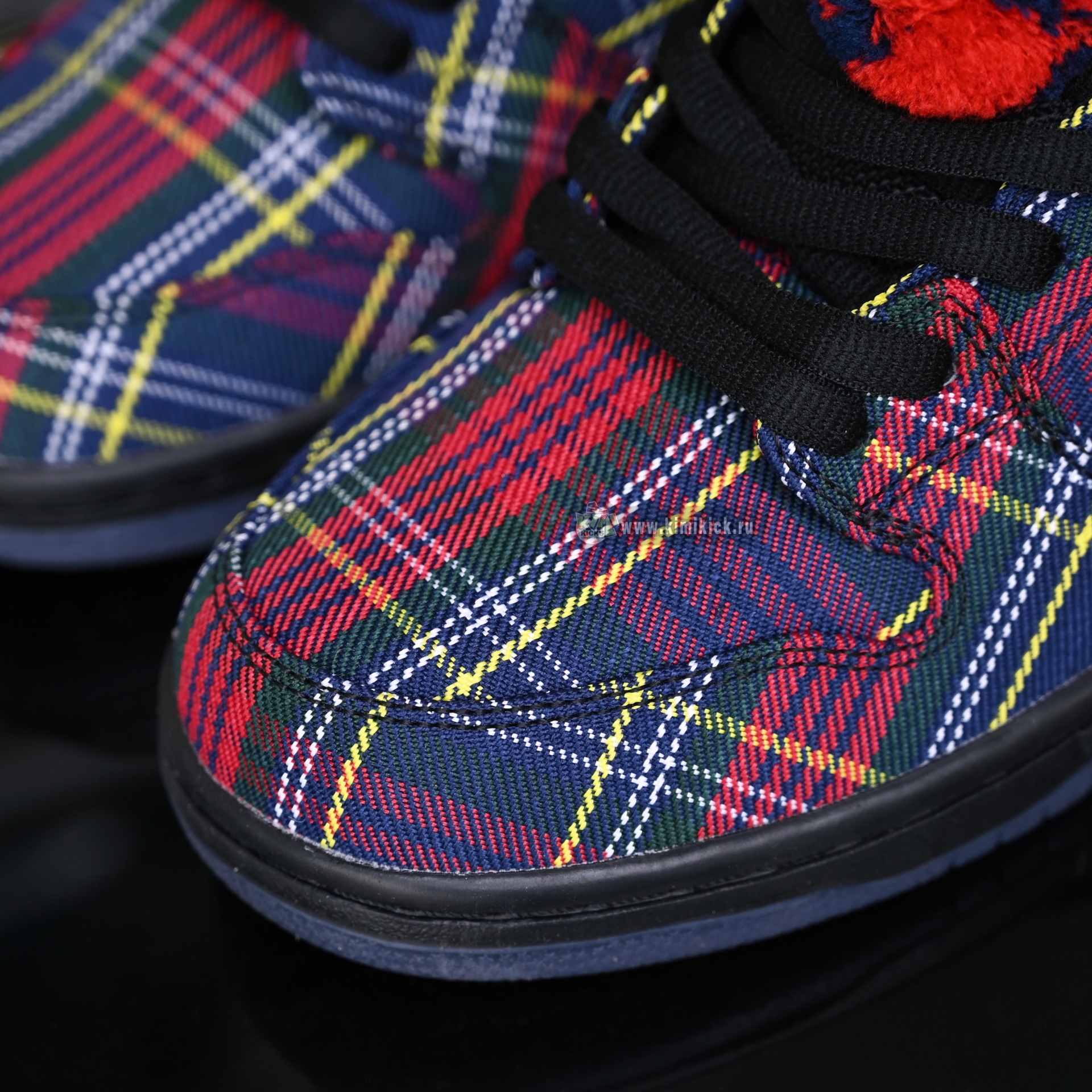 Nardwuar x Nike SB Dunk Low  II1493-600