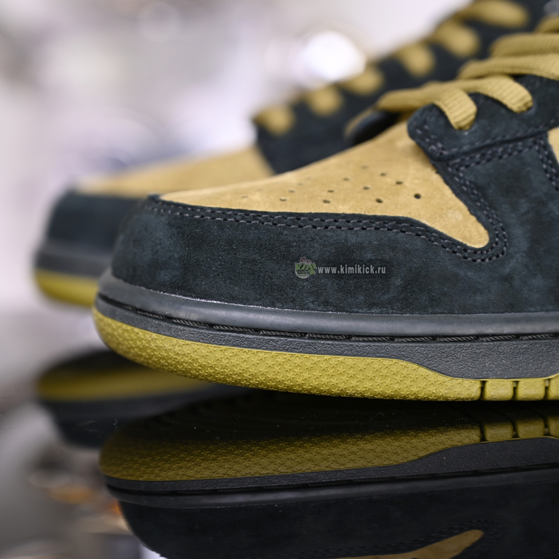 Supreme x Nike Dunk SB Dunk Low HQ8487-300