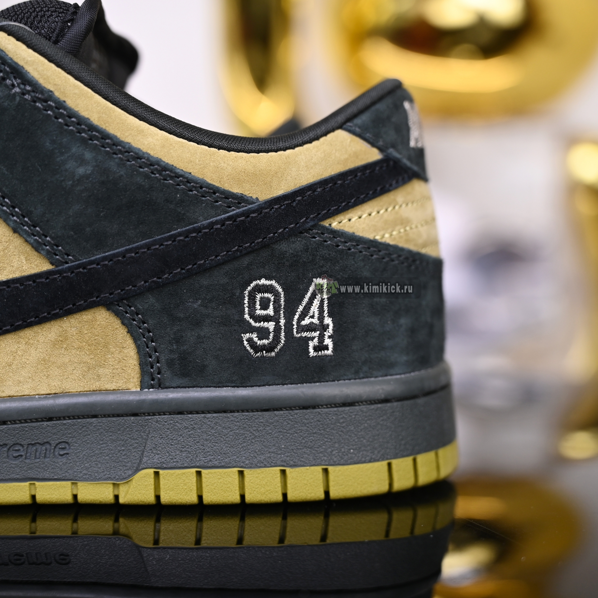 Supreme x Nike Dunk SB Dunk Low HQ8487-300