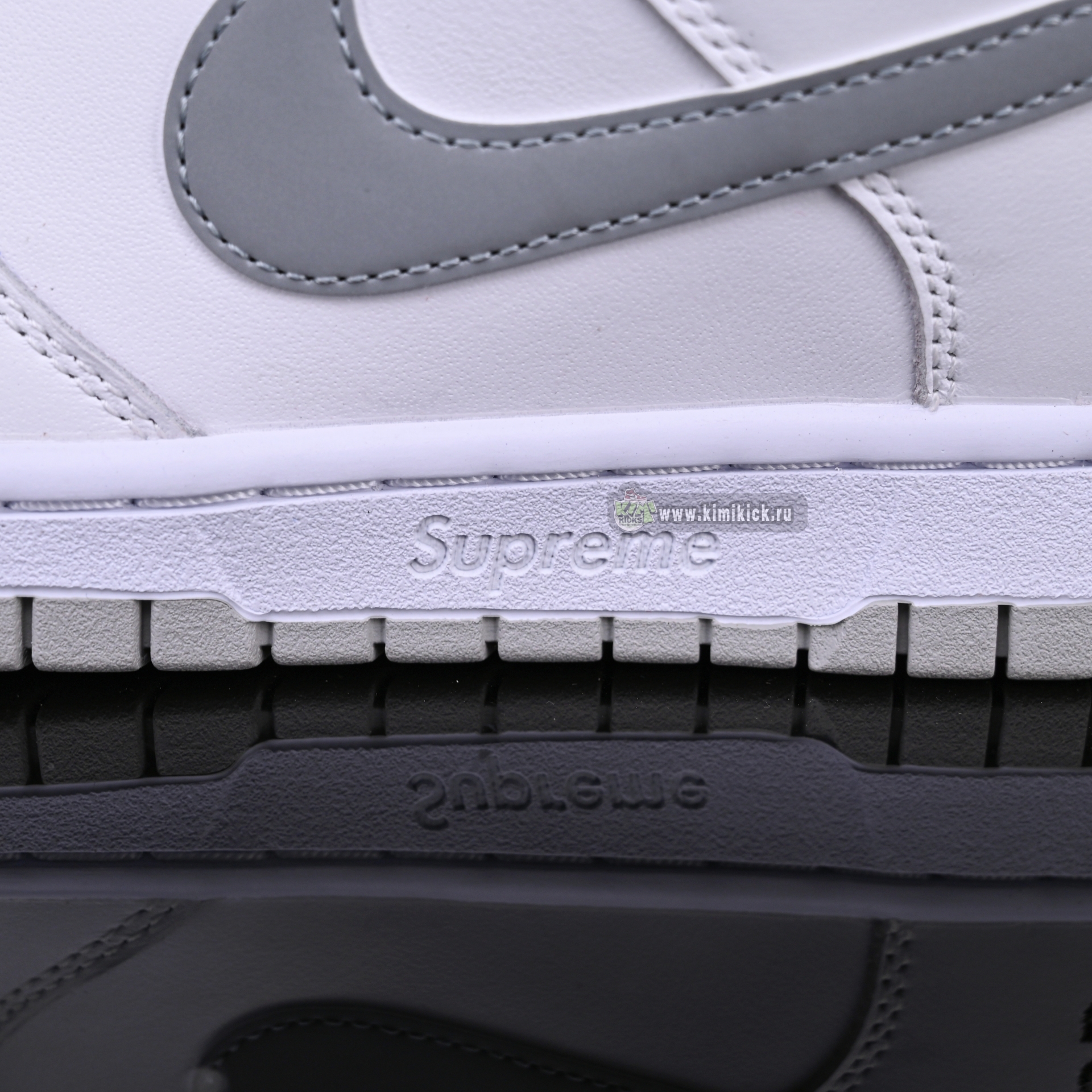 Supreme x Nike Dunk SB Low HQ8487-100