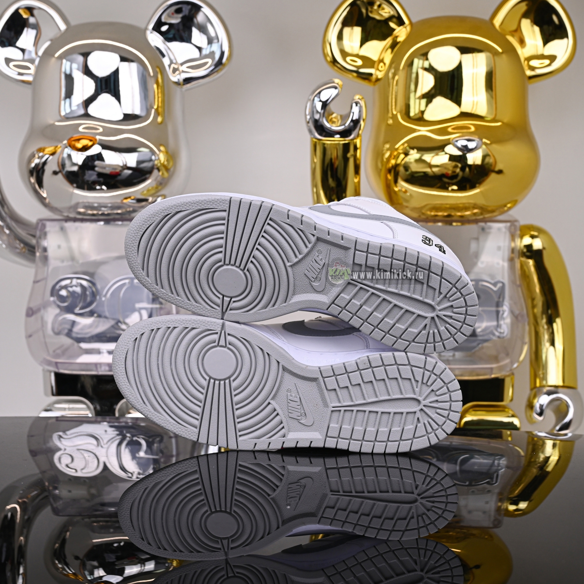 Supreme x Nike Dunk SB Low HQ8487-100