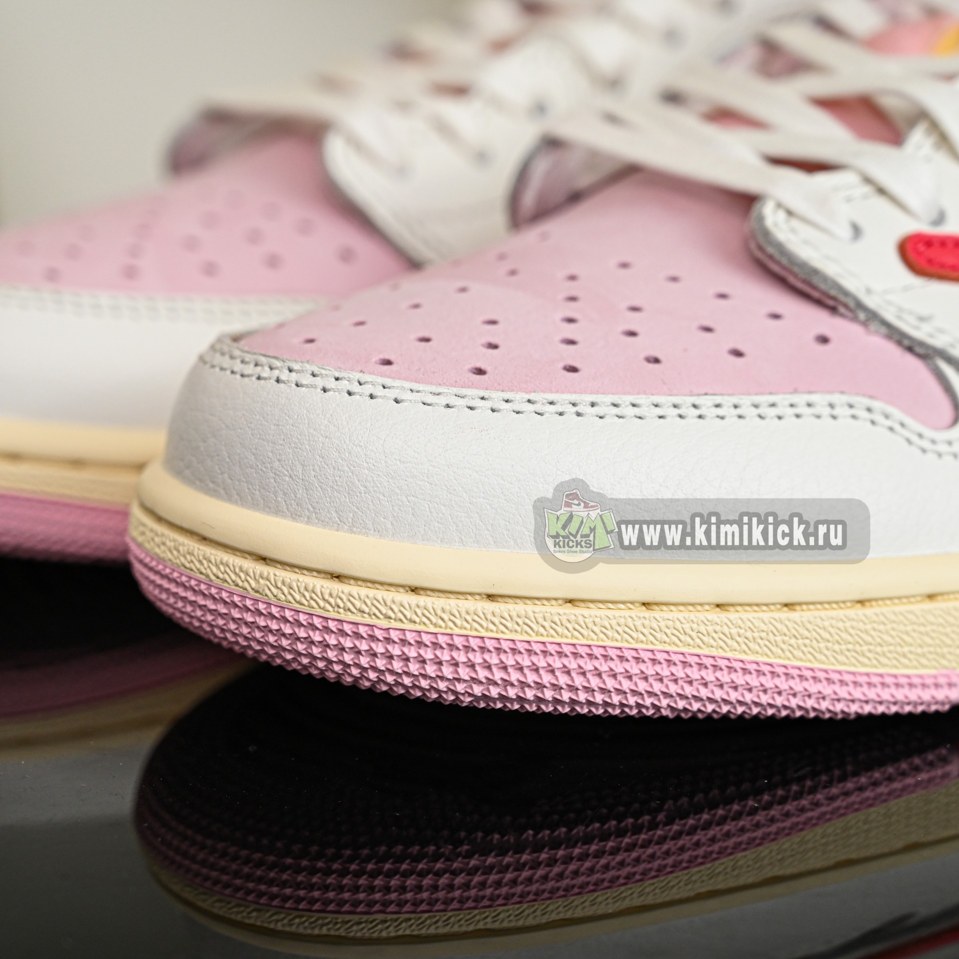 Travis Scott x  Air Jordan 1 Low OG IQ7604-101