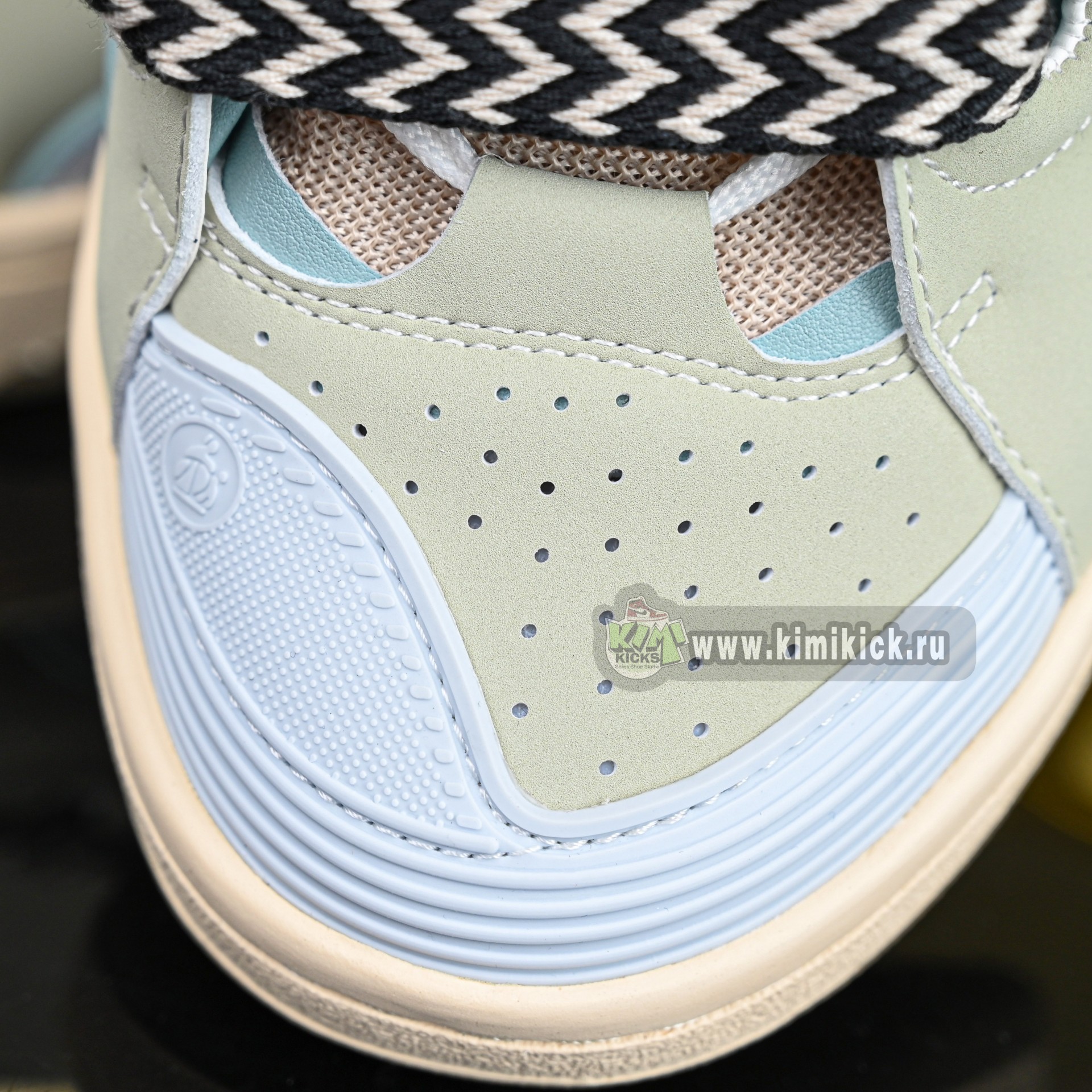 Lanvin  Curb