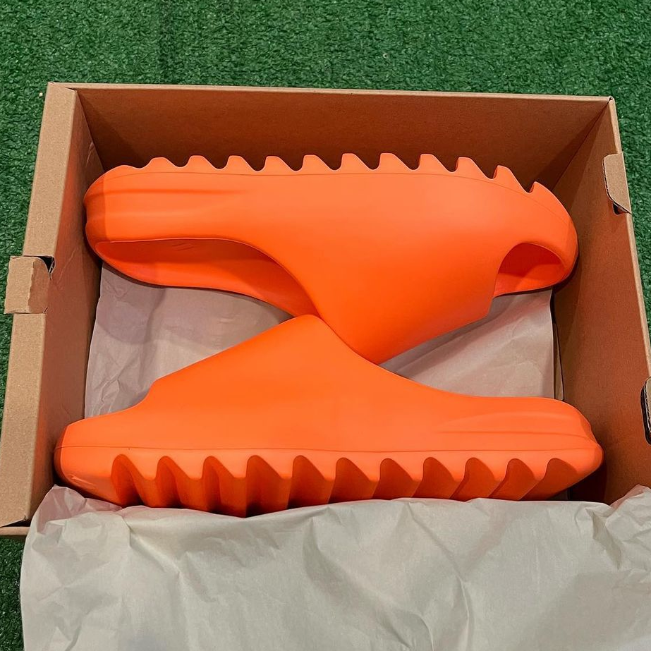 YEEZY SLIDES