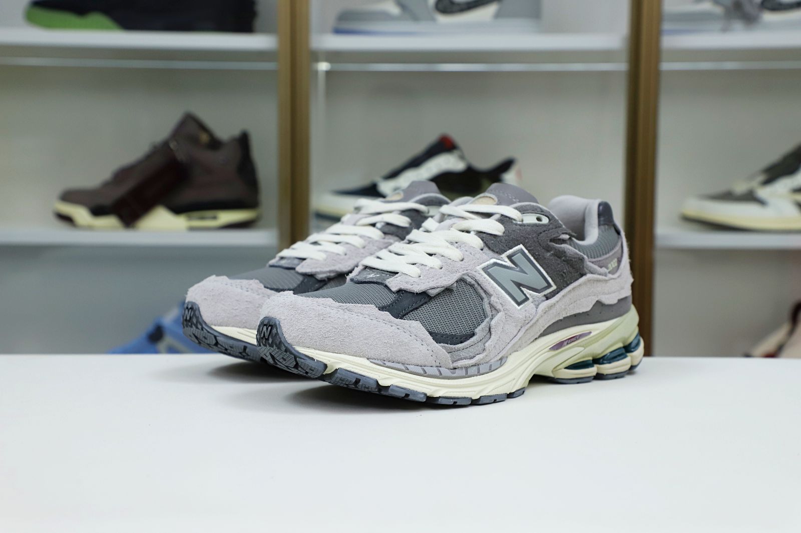 New Balance NB 2002R 