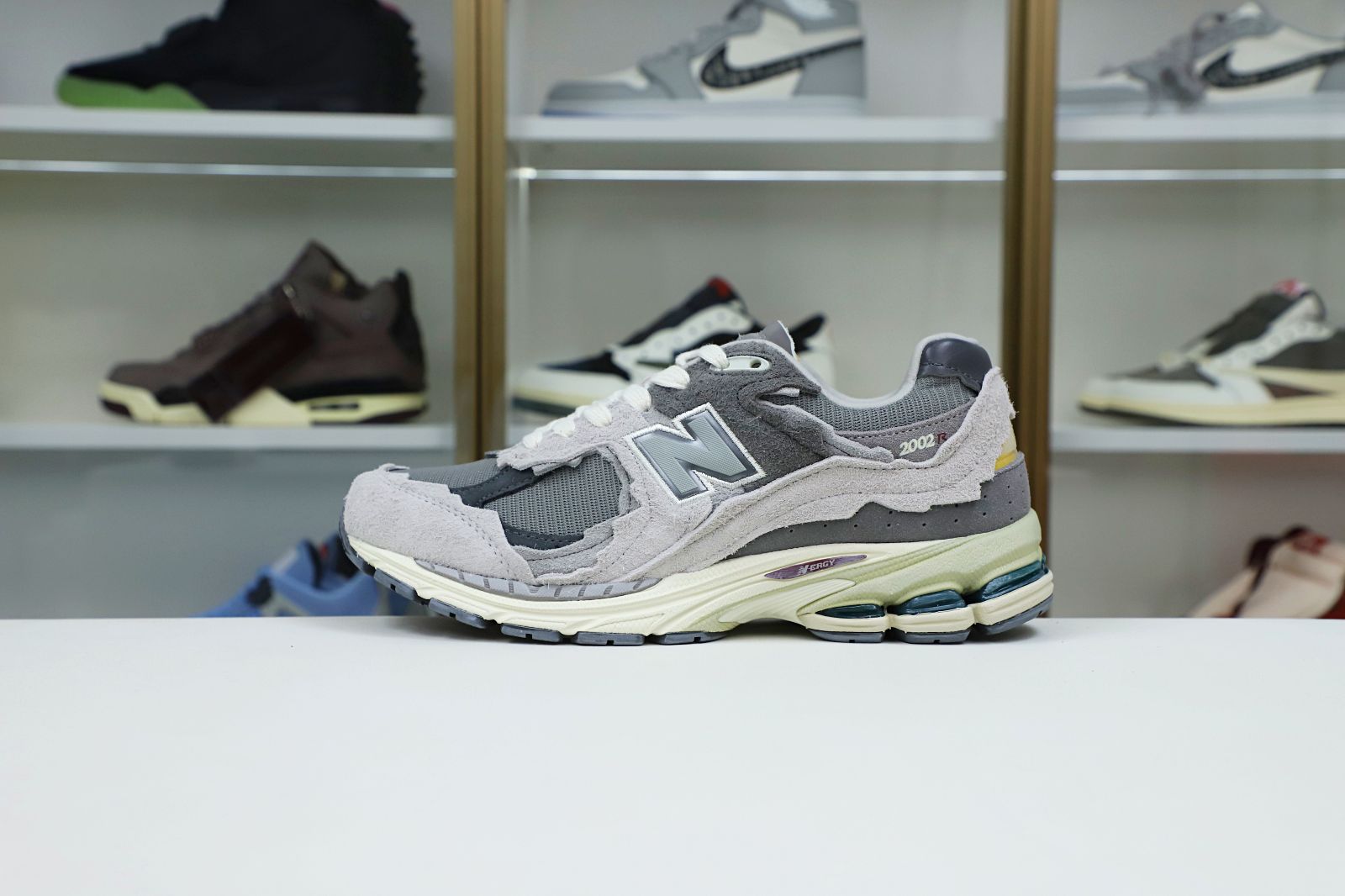 New Balance NB 2002R 