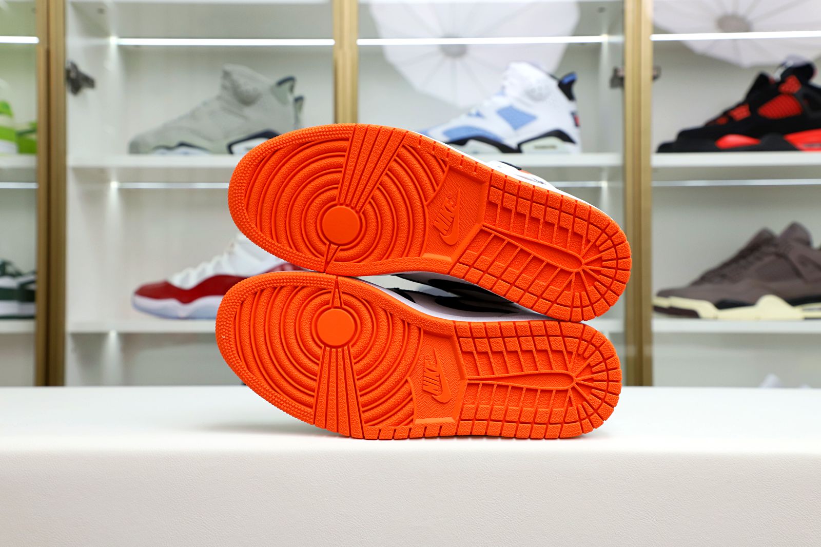 Air Jordan 1 Retro High OG Electro Orange'