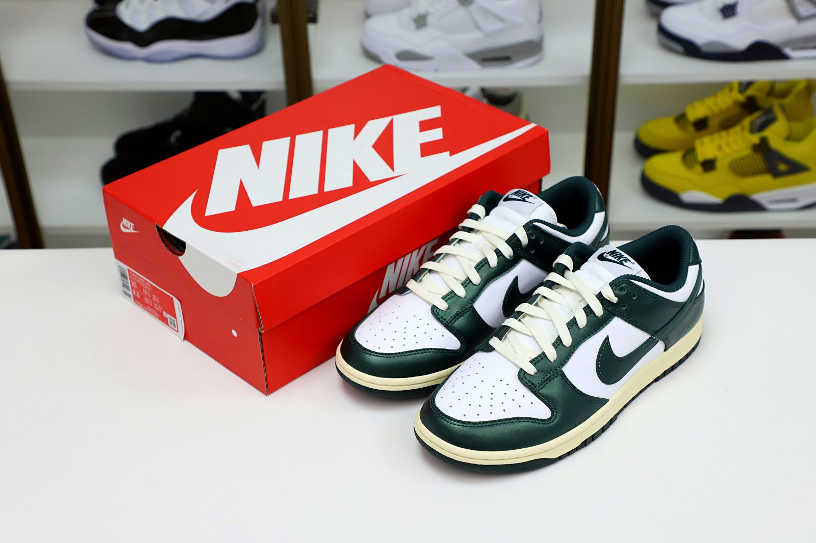 NIKE WMNS DUNK LOW 'VINTAGE GREEN'